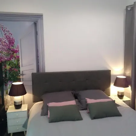 D'hotes Les Macarons De Tata Penzion Sainte-Eulalie (Gironde)